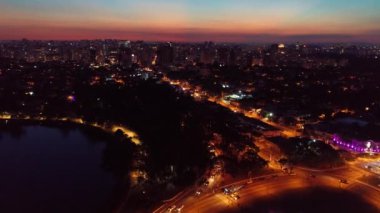 Sao Paulo Brezilya şehir merkezinde gün batımı. Şehir merkezinde, gün batımı manzarasında. Kent simgelerinin Metropolis manzarası.