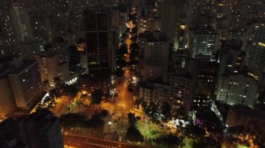 Sao Paulo Brezilya şehir merkezindeki gece manzarası. Geceleri Sao Paulo Brezilya şehri manzarası. Şehir merkezindeki şehir merkezinin gece manzarası. Şehrin tarihi merkezinde inşa ve bulvar.