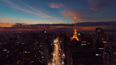 Gece Sao Paulo Brezilya şehir merkezinde. Şehir merkezinde gece hayatı manzarası. Şehir simgesi olan Metropolis manzarası. Şehrin tarihi merkezinde inşa ve bulvar.