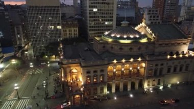 Gece Sao Paulo Brezilya şehir merkezinde. Şehir merkezinde gece hayatı manzarası. Şehir simgesi olan Metropolis manzarası. Şehrin tarihi merkezinde inşa ve bulvar.