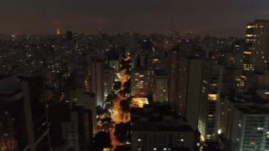 Gece Sao Paulo Brezilya şehir merkezinde. Şehir merkezinde gece hayatı manzarası. Şehir simgesi olan Metropolis manzarası. Şehrin tarihi merkezinde inşa ve bulvar.