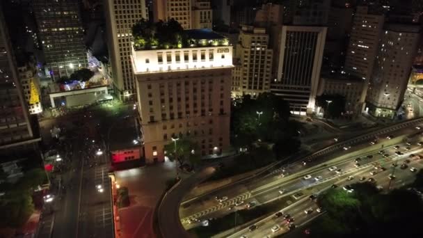 夜のダウンタウンサンパウロブラジル ナイトライフの風景でダウンタウン地区 ランドマーク都市の都市景観 市内の歴史的中心部に建物と通り — ストック動画