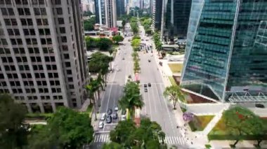 Sao Paulo Brezilya şehir merkezindeki ünlü Faria Lima Bulvarı 'ndaki şirket binaları. Şehir merkezindeki finans merkezi binası. Hava kentsel manzarası.