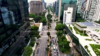 Sao Paulo Brezilya şehir merkezindeki Faria Lima Bulvarı 'nda zaman aşımı trafiği. Şehir merkezindeki finans merkezi binaları. Hava kentsel manzarası.