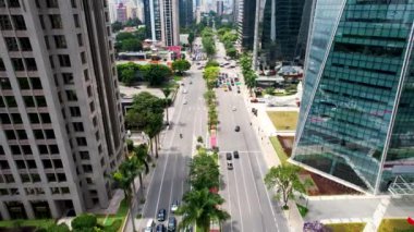 Sao Paulo Brezilya şehir merkezindeki ünlü Faria Lima Bulvarı 'ndaki şirket binaları. Şehir merkezindeki finans merkezi binası. Hava kentsel manzarası.