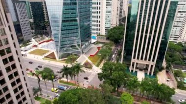 Sao Paulo Brezilya şehir merkezindeki ünlü Faria Lima Bulvarı 'ndaki şirket binaları. Şehir merkezindeki finans merkezi binası. Hava kentsel manzarası.