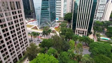 Sao Paulo Brezilya şehir merkezindeki ünlü Faria Lima Bulvarı 'ndaki şirket binaları. Şehir merkezindeki finans merkezi binası. Hava kentsel manzarası.