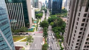 Sao Paulo Brezilya şehir merkezindeki ünlü Faria Lima Bulvarı 'ndaki şirket binaları. Şehir merkezindeki finans merkezi binası. Hava kentsel manzarası.