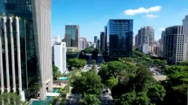 Sao Paulo Brezilya şehir merkezindeki Faria Lima Bulvarı postanesi Juscelino Kubitschek Bulvarı yakınlarında. Şehir merkezinin finans bölgesi. Şehir antenleri. Sao Paulo Brezilya şehir merkezinden kartpostal.