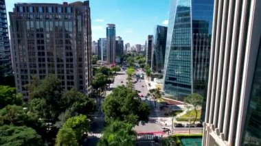 Sao Paulo Brezilya şehir merkezindeki Faria Lima Bulvarı postanesi Juscelino Kubitschek Bulvarı yakınlarında. Şehir merkezinin finans bölgesi. Şehir antenleri. Sao Paulo Brezilya şehir merkezinden kartpostal.