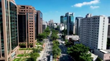 Sao Paulo Brezilya şehir merkezindeki Faria Lima Bulvarı postanesi Juscelino Kubitschek Bulvarı yakınlarında. Şehir merkezinin finans bölgesi. Şehir antenleri. Sao Paulo Brezilya şehir merkezinden kartpostal.
