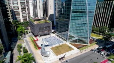 Sao Paulo Brezilya şehir merkezindeki Faria Lima Bulvarı postanesi Juscelino Kubitschek Bulvarı yakınlarında. Şehir merkezinin finans bölgesi. Şehir antenleri. Sao Paulo Brezilya şehir merkezinden kartpostal.