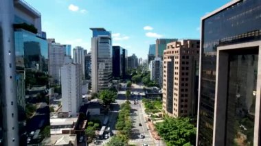 Sao Paulo Brezilya şehir merkezindeki Faria Lima Bulvarı postanesi Juscelino Kubitschek Bulvarı yakınlarında. Şehir merkezinin finans bölgesi. Şehir antenleri. Sao Paulo Brezilya şehir merkezinden kartpostal.