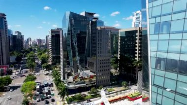 Sao Paulo Brezilya şehir merkezindeki Faria Lima Bulvarı postanesi Juscelino Kubitschek Bulvarı yakınlarında. Şehir merkezinin finans bölgesi. Şehir antenleri. Sao Paulo Brezilya şehir merkezinden kartpostal.