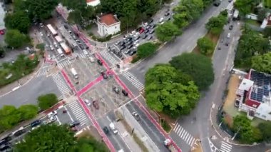 Sao Paulo Brezilya şehir merkezindeki Reboucas Bulvarı ile Brezilya Bulvarı arasındaki meşhur kavşağın zamanı. Sao Paulo Brezilya 'nın merkezindeki ünlü caddelerdeki şirket binaları.