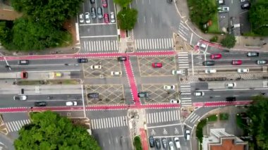 Sao Paulo Brezilya şehir merkezindeki Reboucas Bulvarı ile Brezilya Bulvarı arasındaki meşhur kavşak. Sao Paulo Brezilya 'nın merkezindeki ünlü caddelerdeki şirket binaları. Hava kentsel manzarası.