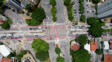 Sao Paulo Brezilya şehir merkezindeki Reboucas Bulvarı ile Brezilya Bulvarı arasındaki meşhur kavşakta zaman aşımı. Sao Paulo Brezilya 'nın merkezindeki ünlü caddelerdeki şirket binaları.
