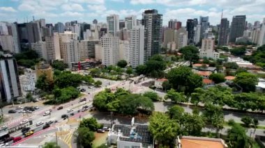 Sao Paulo Brezilya şehir merkezindeki Reboucas Bulvarı ile Brezilya Bulvarı arasındaki meşhur kavşak. Şirket binaları ve araçlar Sao Paulo Brezilya şehir merkezindeki ünlü caddelerde trafik yapıyor..