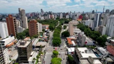 Brezilya 'nın ünlü caddesi Teodoro Sampaio caddesi yakınında Sao Paulo Brezilya şehir merkezinde. Sao Paulo 'nun şehir merkezindeki posta kartı. Brezilya Bulvarı 'nda trafik vardı..