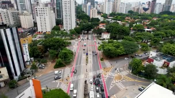 巴西圣保罗市中心的Reboucas大道与巴西大道的著名交叉口 圣保罗市中心著名大街上的公司大楼 空中城市景观 — 图库视频影像