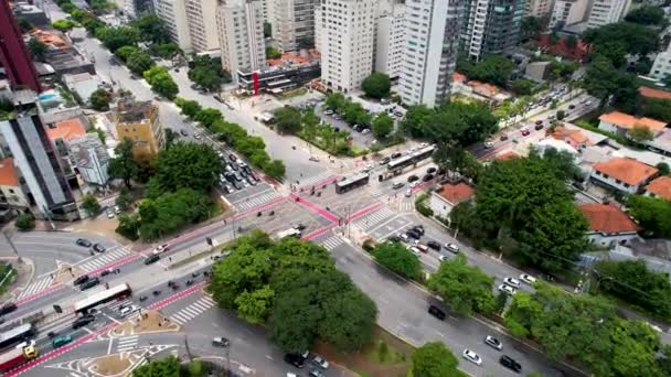 サンパウロのダウンタウンにあるReboucas通りとブラジル通りの間の有名な交差点 サンパウロブラジルのダウンタウンの有名な通りにある企業の塔の建物 空中都市景観 — ストック動画