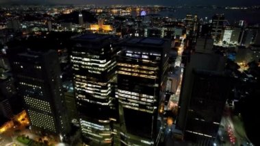 Rio de Janeiro Brezilya 'nın gece manzarası. Rio de Janeiro Brezilya 'nın aydınlatılmış şehir merkezinin panoramik manzarası. Binalar ve şehrin dönüm noktası. Ünlü Rio de Janeiro başkenti.
