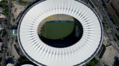 Rio de Janeiro Brezilya şehri. Şehir merkezindeki spor merkezinin göz kamaştırıcı manzarası. Rio de Janeiro Brezilya şehir merkezindeki futbol stadyumu. Maracana Stadyumu.