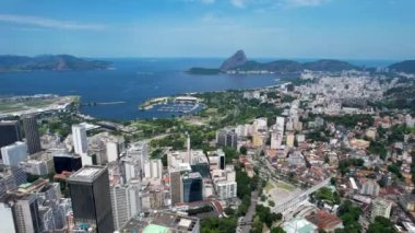 Rio de Janeiro Brezilya. Güneşli bir günde Rio de Janeiro Brezilya şehir merkezinin panoramik manzarası. Rio de Janeiro Brezilya 'nın turizm simgesi. Şehir merkezinin sahil manzarası.