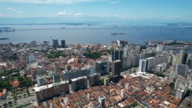 Rio de Janeiro Brezilya. Güneşli bir günde Rio de Janeiro Brezilya şehir merkezinin panoramik manzarası. Rio de Janeiro Brezilya 'nın turizm simgesi. Şehir merkezinin sahil manzarası.