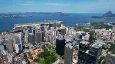 Rio de Janeiro Brezilya. Güneşli bir günde Rio de Janeiro Brezilya şehir merkezinin panoramik manzarası. Rio de Janeiro Brezilya 'nın turizm simgesi. Şehir merkezinin sahil manzarası.