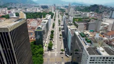 Rio de Janeiro Brezilya. Rio de Janeiro Brezilya şehir merkezindeki Vargas Başkan Bulvarı. Rio de Janeiro Brezilya 'nın turizm kartpostalı. Şehir merkezinin genel görünümü.