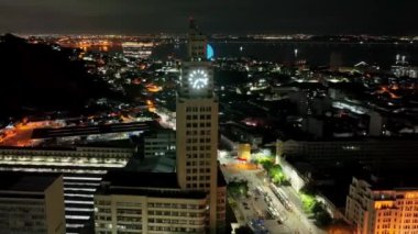 Rio de Janeiro Brezilya. Rio de Janeiro Brezilya şehir merkezindeki merkez tren istasyonunun gece manzarası. Rio de Janeiro Brezilya 'nın kartpostalı. Şehir merkezinin genel tren istasyonu.