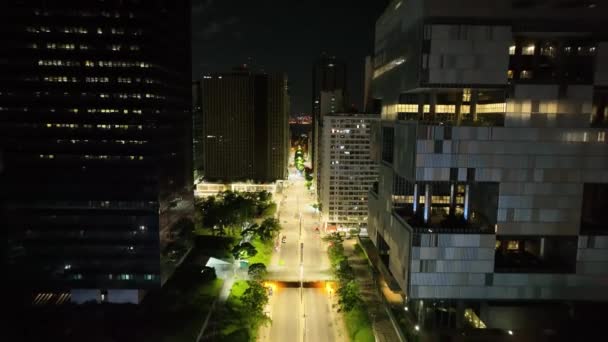 ジャネイロ ブラジルのチリ アベニューの夜景 ジャネイロブラジルのダウンタウンの照明付きのパノラマビュー 都市の建物オフィスと大通りのランドマーク — ストック動画