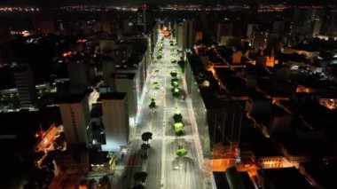 Rio de Janeiro Brezilya. Rio de Janeiro Brezilya şehir merkezindeki Vargas Başkan Bulvarı 'nın gece manzarası. Rio de Janeiro Brezilya 'nın turizm kartpostalı. Şehir merkezinin genel görünümü.