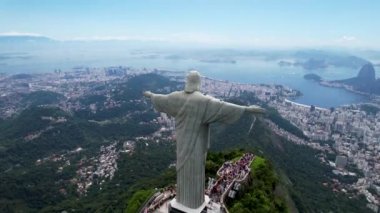 Rio de Janeiro Brezilya. Güneşli bir günde Rio de Janeiro Brezilya şehir merkezinde kurtarıcı İsa kartpostalının panoramik görüntüsü. Rio de Janeiro Brezilya 'nın turizm simgesi. Şehir merkezinin sahil manzarası.