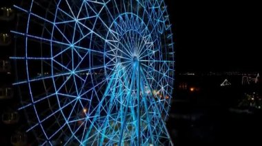 Rio de Janeiro Brezilya. Rio de Janeiro Brezilya şehir merkezindeki aydınlık ve renkli dönme dolabın gece manzarası. Ünlü liman bölgesi turizmi şehrin simgesi.