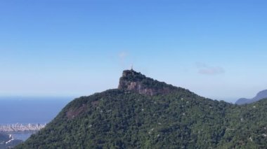 Rio de Janeiro Brezilya. Rio de Janeiro Brezilya şehir merkezinin kurtarıcı sembolü İsa 'nın geniş görüşü. Şehrin turizm simgesi.