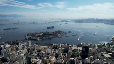 Rio de Janeiro Brezilya. Rio de Janeiro Brezilya şehir merkezini geniş açıdan izliyoruz. Turizm simgesi. Guanabara Körfezi yakınlarındaki ofis binası..