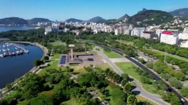 Rio de Janeiro Brezilya şehir merkezini geniş açıdan izliyoruz. Turizm simgesi. Guanabara Körfezi yakınlarındaki ofis binaları..