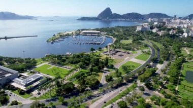 Rio de Janeiro Brezilya şehir merkezini geniş açıdan izliyoruz. Turizm simgesi. Guanabara Körfezi yakınlarındaki ofis binaları..