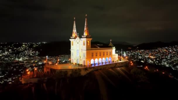 ジャネイロ ブラジルで有名なペンハの基本教会の夜景 リオデジャネイロブラジルの山の頂上にある照明付き教会のパノラマビュー 宗教教会のランドマーク — ストック動画