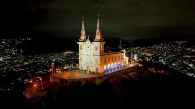 Rio de Janeiro Brezilya 'daki Penha Bazilikası' nın gece manzarası. Ortaçağ kilisesi. Alemao cemaati yakınlarındaki Rio de Janeiro Brezilya 'daki dağın zirvesindeki aydınlık kilisenin panoramik manzarası.