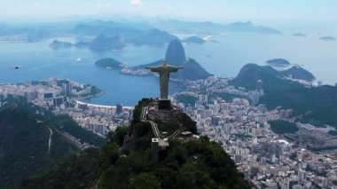 Rio de Janeiro Brezilya. Rio de Janeiro Brezilya şehir merkezinde Kurtarıcı İsa 'nın etrafında uçan helikopterin panoramik görüntüsü. Seyahat güzergahı. Tropik seyahat. Tatil yerleri.