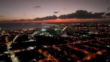 Brezilya 'nın Maceio Alagoas şehrinde günbatımı gökyüzü. Kuzeydoğu Brezilya 'nın tarihi plajı. Tropik seyahat. Tatil beldeleri. Turizm simgesi.
