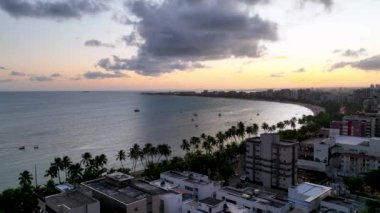 Brezilya 'nın Maceio Alagoas şehrinde günbatımı gökyüzü. Kuzeydoğu Brezilya 'nın tarihi plajı. Tropik seyahat. Tatil beldeleri. Turizm simgesi.
