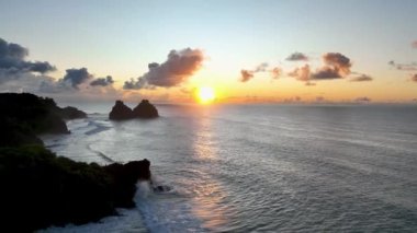 Fernando de Noronha 'nın Brezilya Atlantik Okyanusu' ndaki Sunset Körfezi Takımadası. Fernando de Noronha takımadalarında günbatımı cennet adaları. Günbatımı yaz yolculuğu. Tropikal bölgeler.