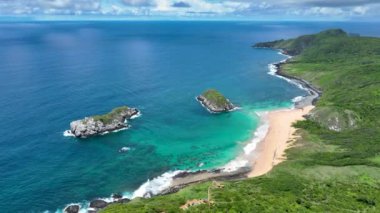 Fernando de Noronha Brezilya 'nın deniz manzaralı Vulkan dağı ve plajı. Fernando de Noronha takımadalarındaki tropik adalar. Tatil seyahati. Tropikal hedef.