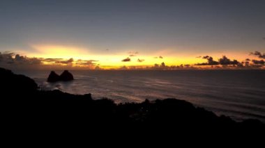 Fernando de Noronha 'nın Brezilya Atlantik Okyanusu' ndaki Sunset Körfezi Takımadası. Fernando de Noronha takımadalarında günbatımı cennet adaları. Günbatımı yaz yolculuğu. Tropikal bölgeler.