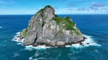 Fernando de Noronha 'nın körfez suyu takımadasındaki ünlü volkan adası kayaları Brezilya Atlantik Okyanusu' nda. Pernambuco eyaleti Brezilya. Fernando de Noronha takımadalarındaki Cennet adaları. Yaz gezisi. Tropikal bölgeler.