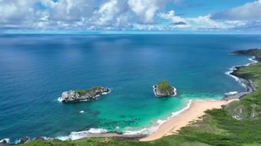 Fernando de Noronha Brezilya takımadasındaki deniz manzaralı volkanik dağlar ve plajlar. Fernando de Noronha takımadalarındaki tropik volkan adaları. Tatil seyahati. Tropikal hedef.